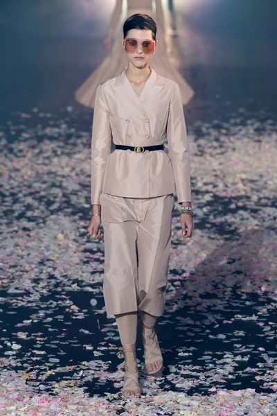 Look 10